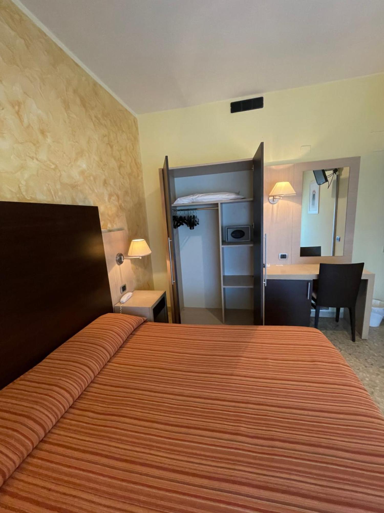 Hotel Promenade Porto SantʼElpidio Exterior foto